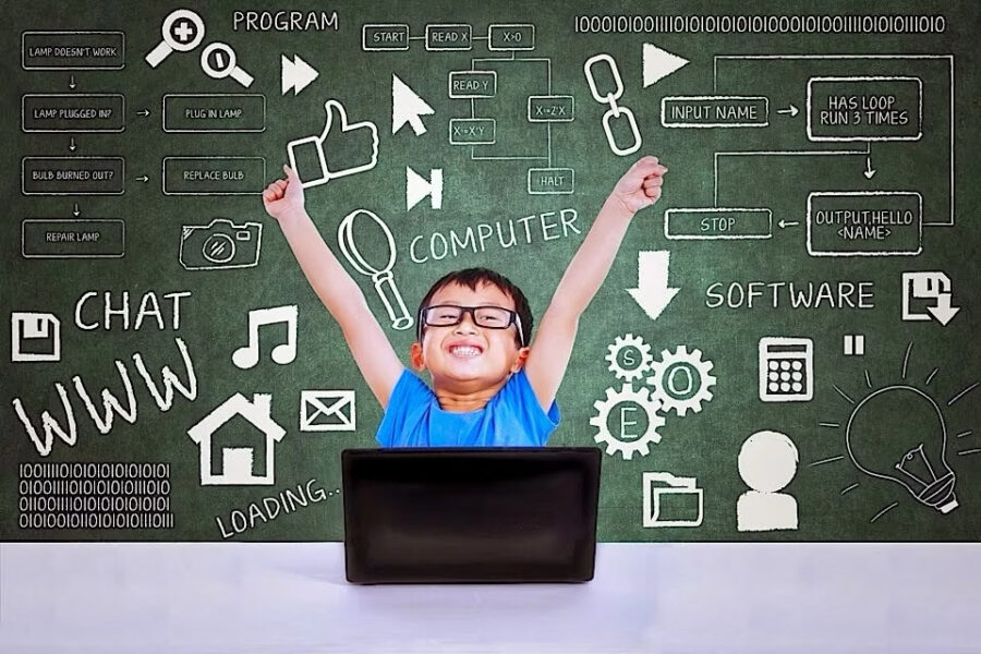 nino feliz programando computador